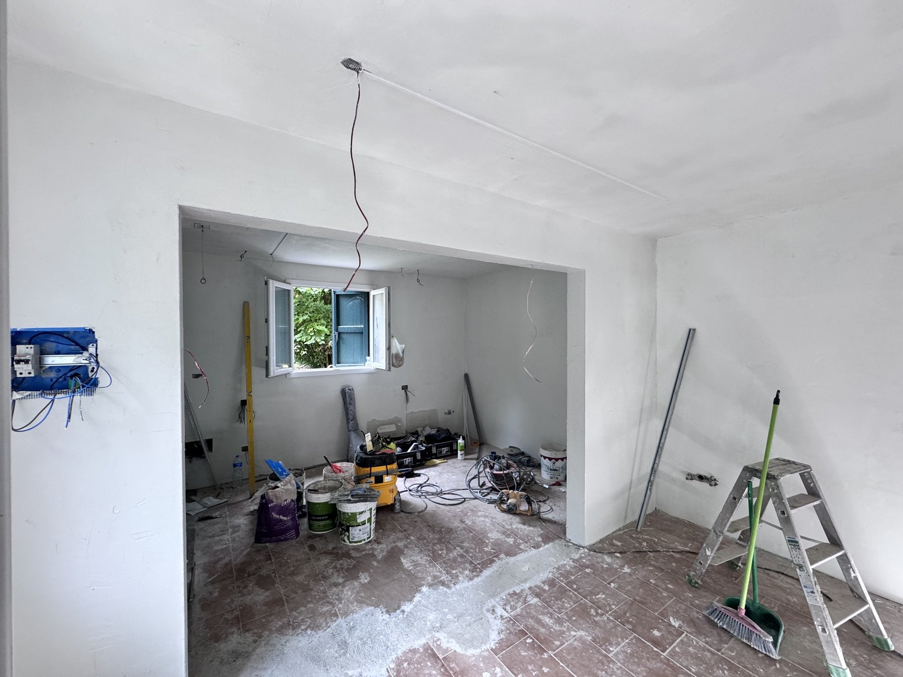 Ambienti durante il ripristino con pareti preparate e attrezzatura di cantiere