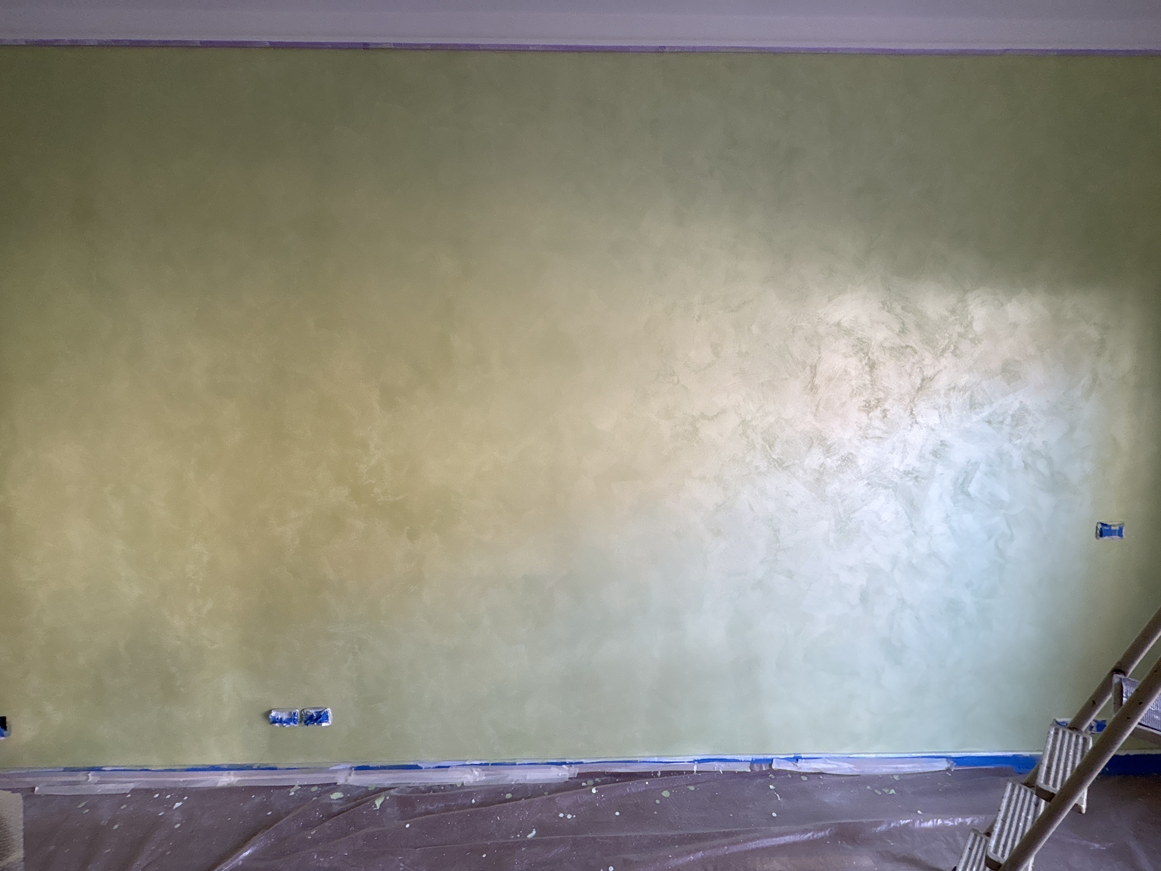Parete verde con finitura decorativa