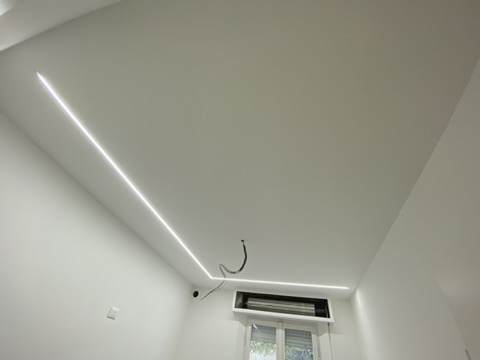 Soffitto bianco con profilo LED lineare