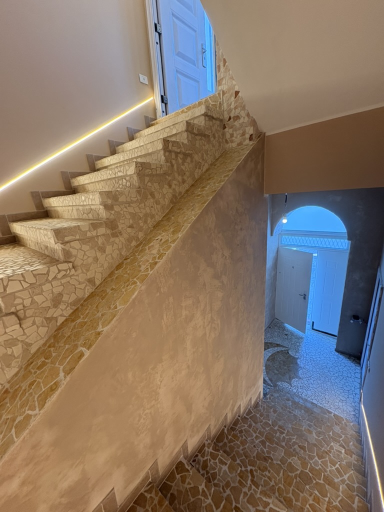 Scala interna con pareti a finitura materica
