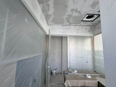 Soffitto rasato in un ambiente protetto durante il cantiere